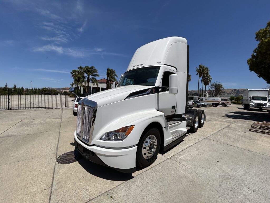 New 2024 KENWORTH T680 at Papé Kenworth in Morgan Hill, CA